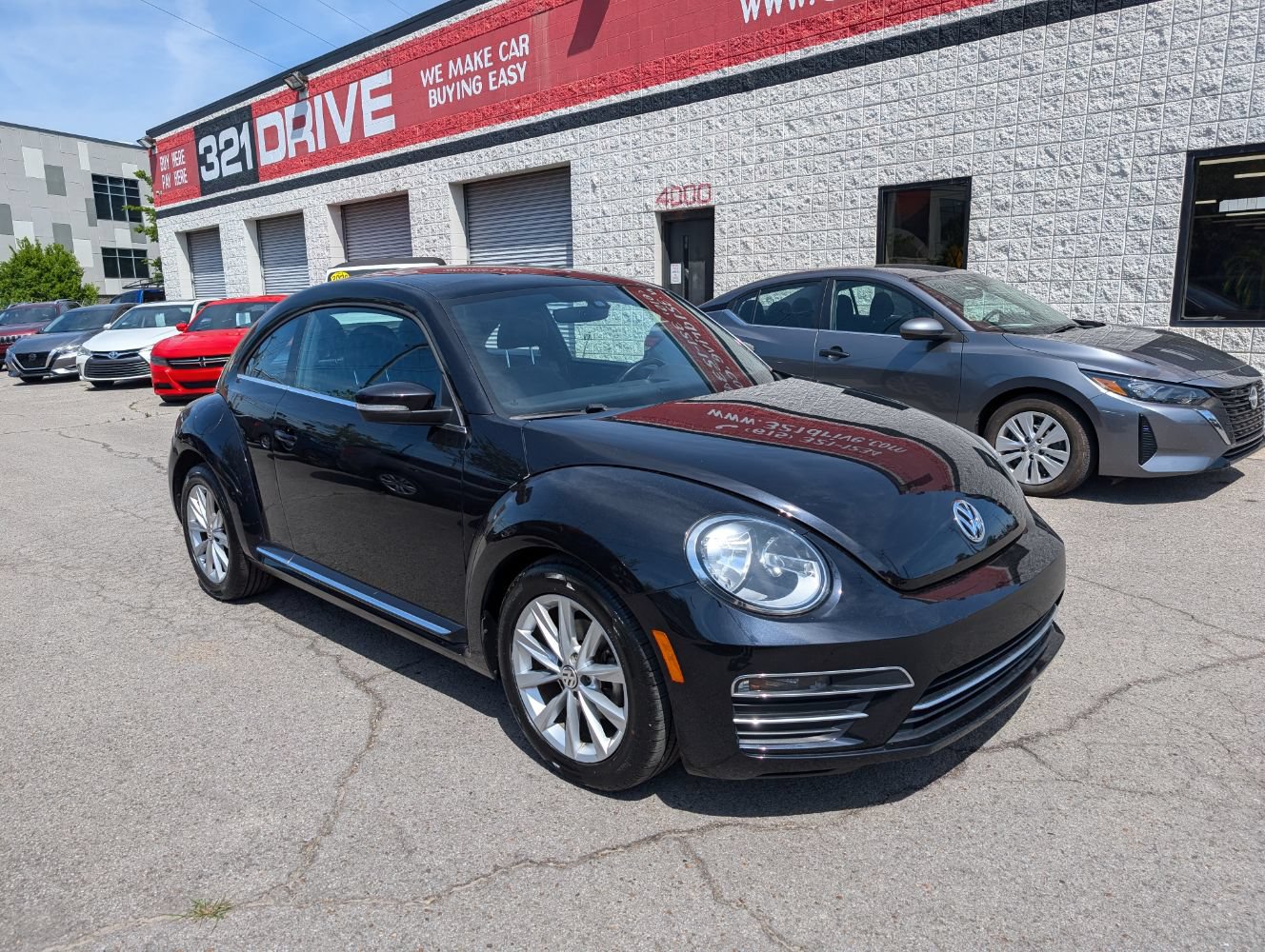 Used 2019 Volkswagen Beetle 2.0T SE FWD image 1