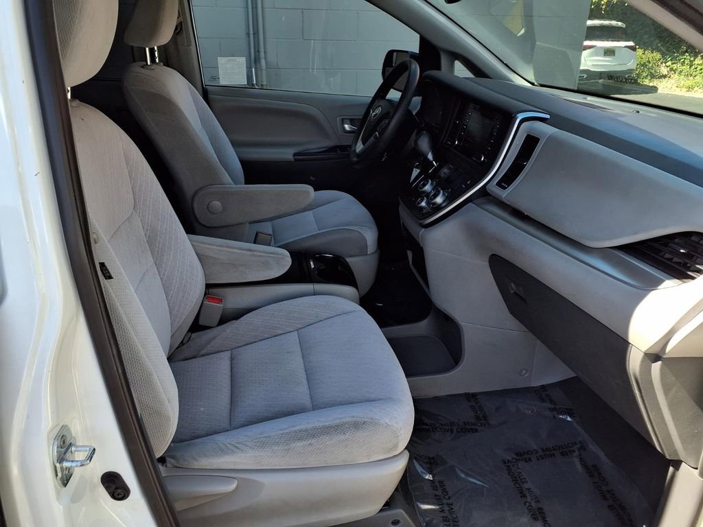 Used 2020 Toyota Sienna LE w/ Carpet Mat Package FWD image 25