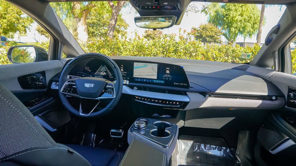 New 2026 Cadillac Optiq Luxury 1 image 14