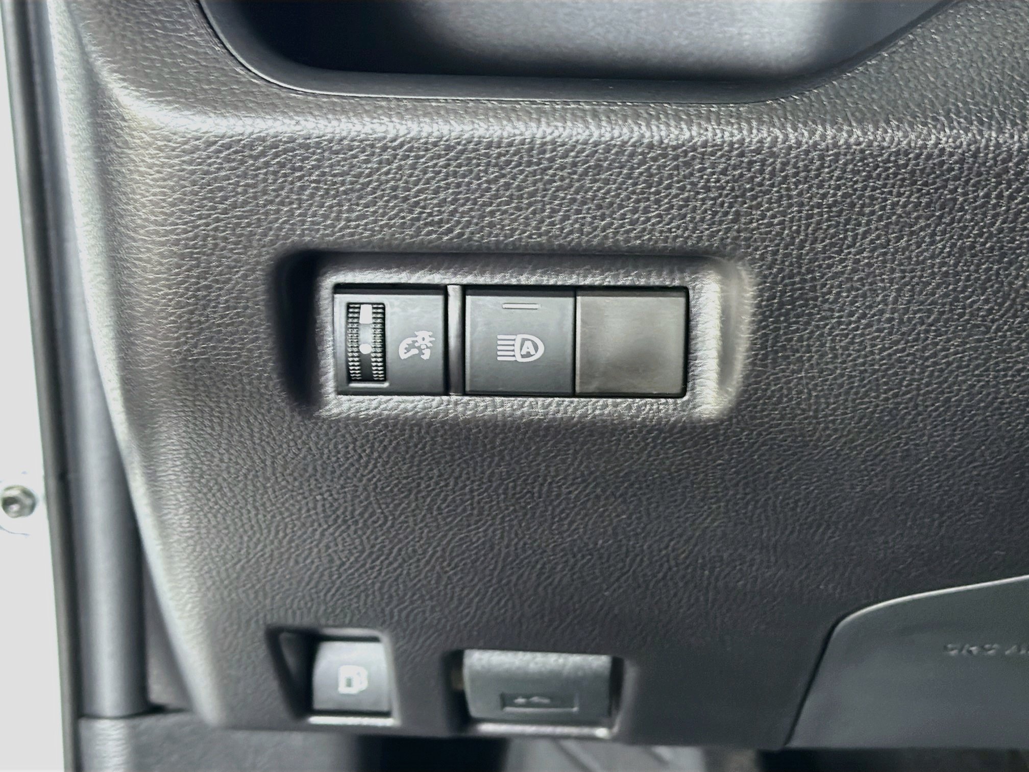 Used 2025 Toyota RAV4 LE AWD/4WD image 16