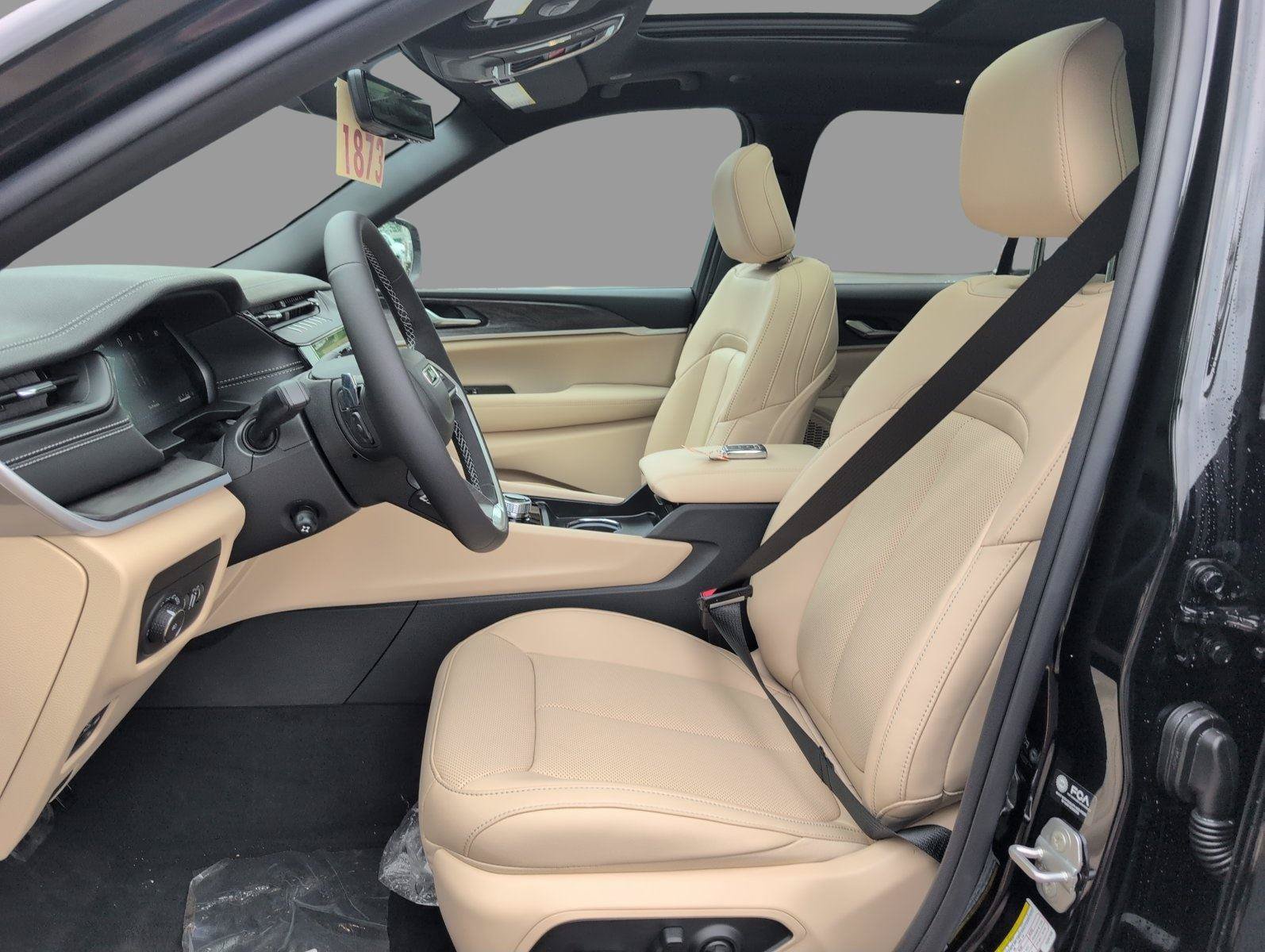 New 2026 Jeep Grand Cherokee Limited w/ Luxury Tech Group II RWD image 17