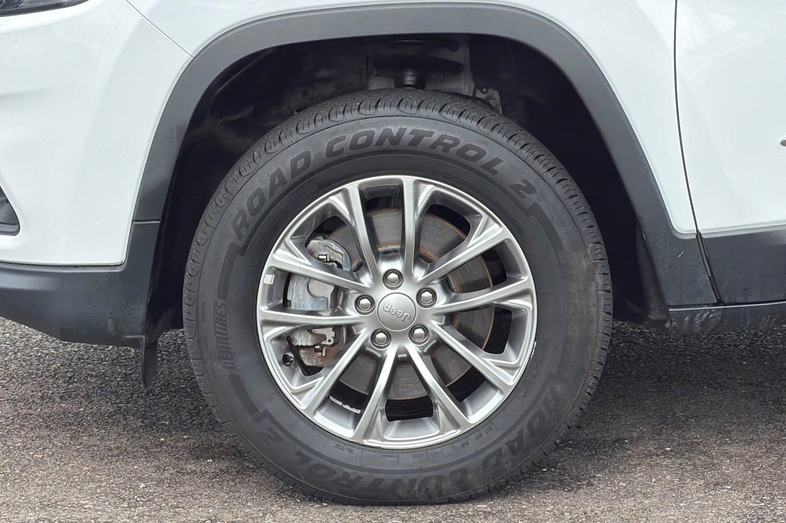 Used 2019 Jeep Cherokee Latitude Plus w/ Cold Weather Group AWD/4WD image 27