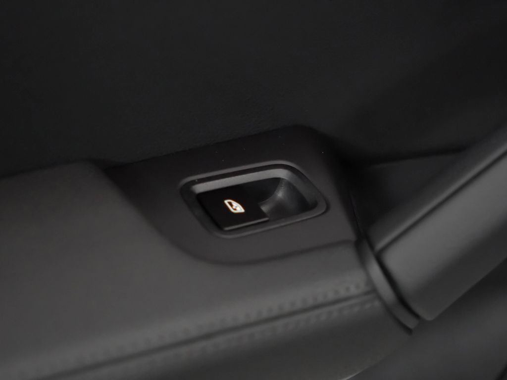 Used 2025 Porsche Cayenne Coupe AWD/4WD image 17