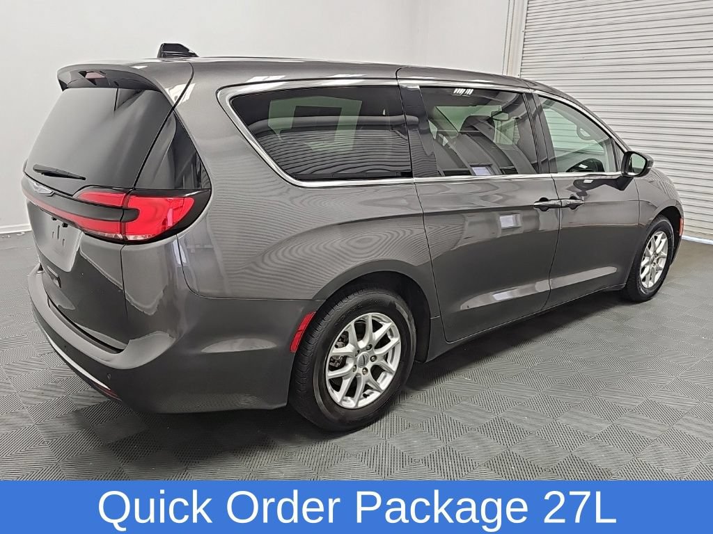 Used 2023 Chrysler Pacifica Touring-L FWD image 9
