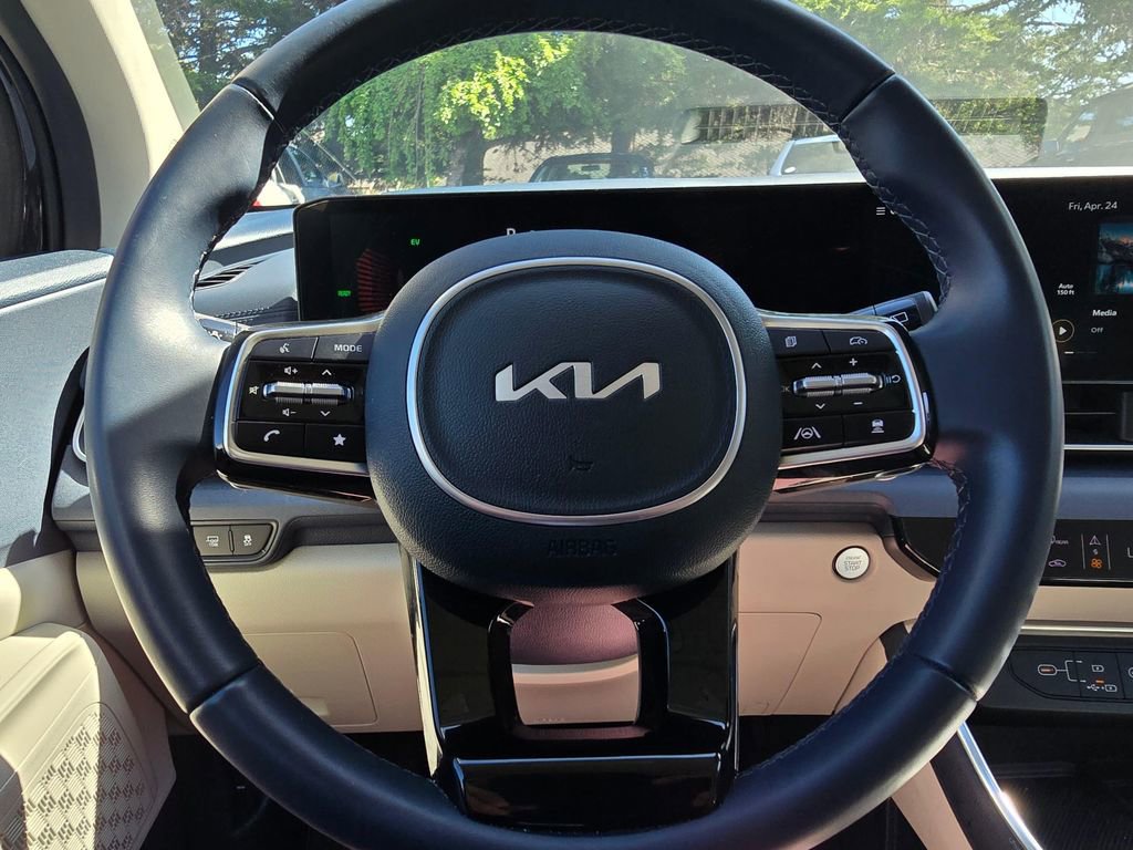 Certified 2025 Kia Carnival EX FWD image 16