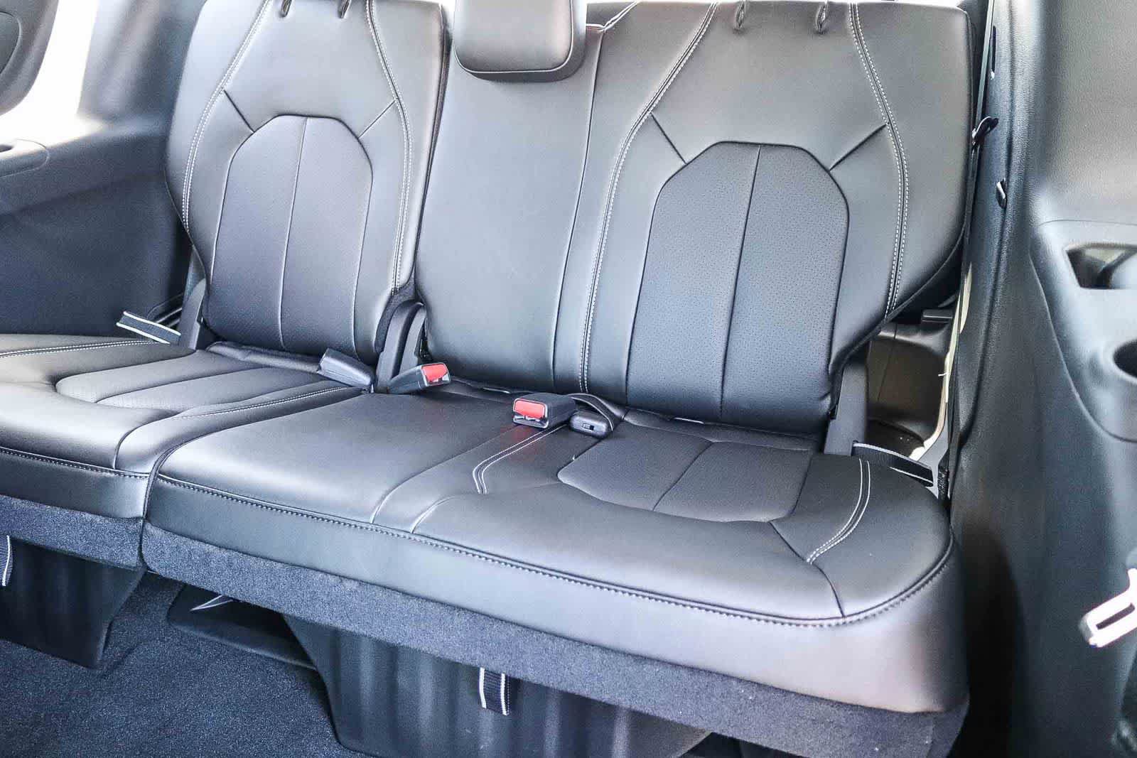 New 2027 Chrysler Pacifica Select FWD image 21