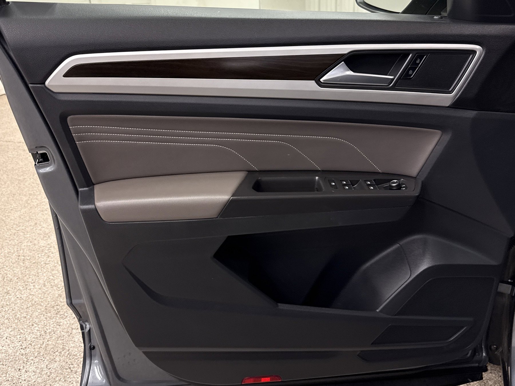 Used 2022 Volkswagen Atlas SE image 3