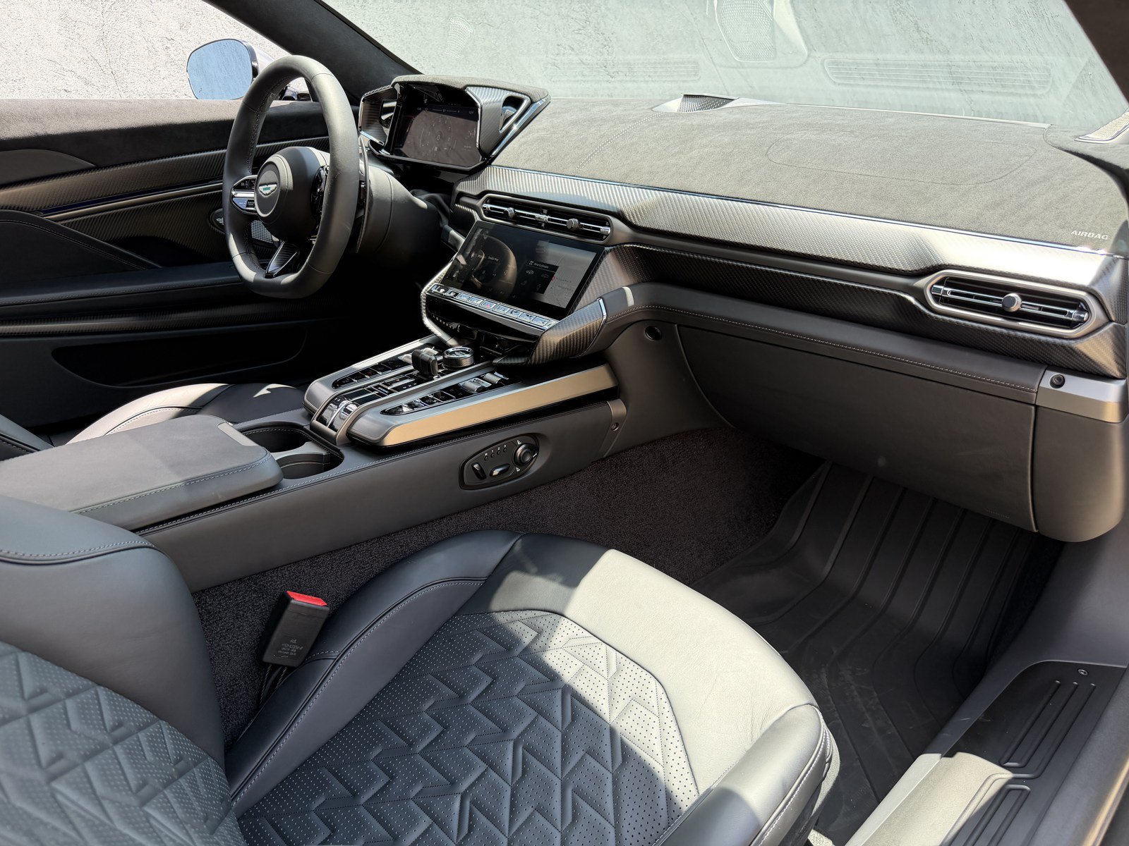 Used 2025 Aston Martin Vanquish RWD image 34