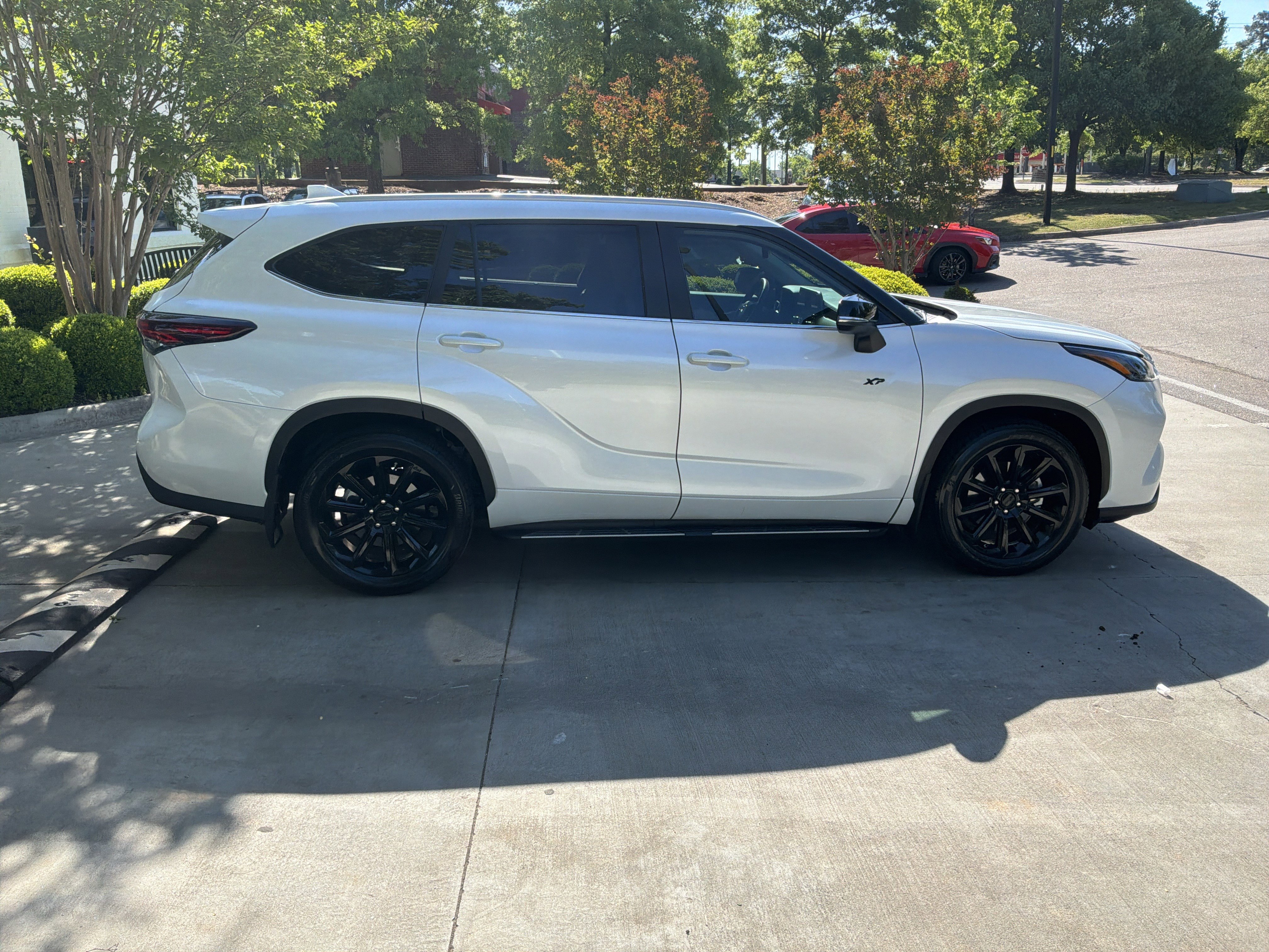 Used 2024 Toyota Highlander XLE FWD image 11