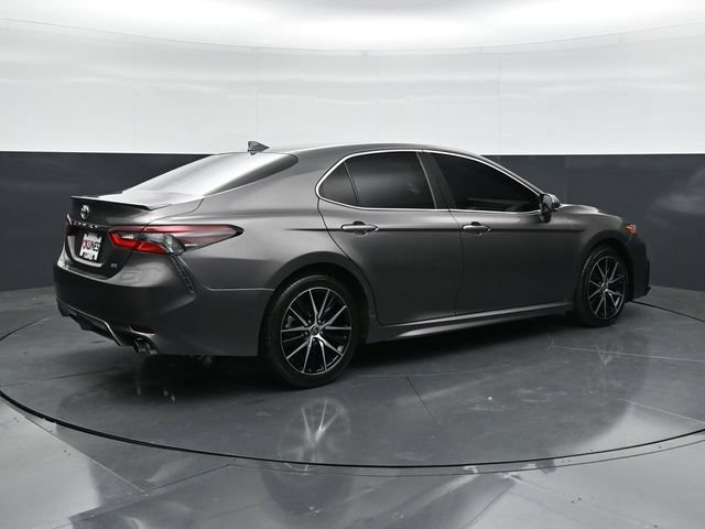 Used 2022 Toyota Camry SE FWD image 2