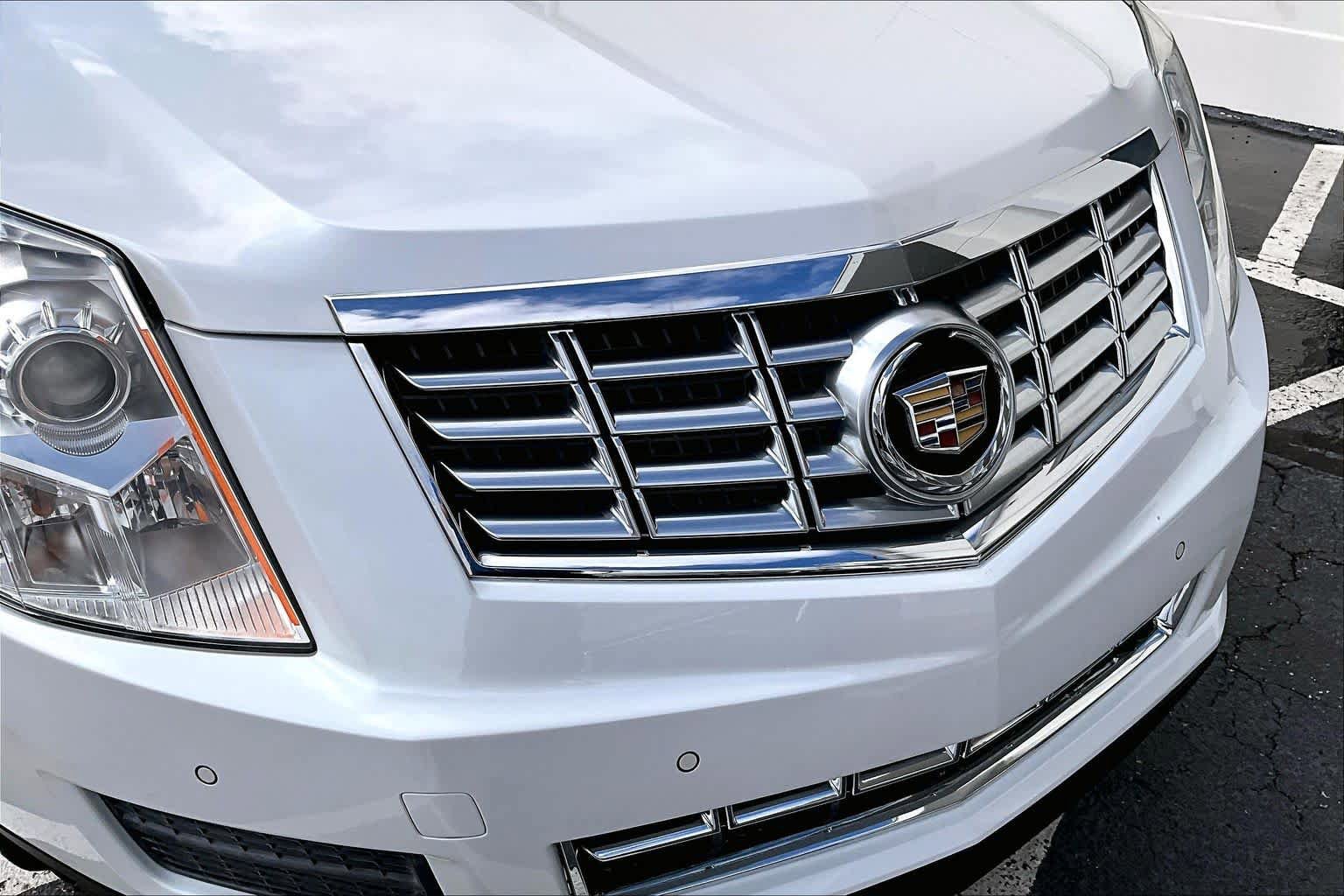 Used 2015 Cadillac SRX Luxury w/ Driver Awareness Package FWD image 29