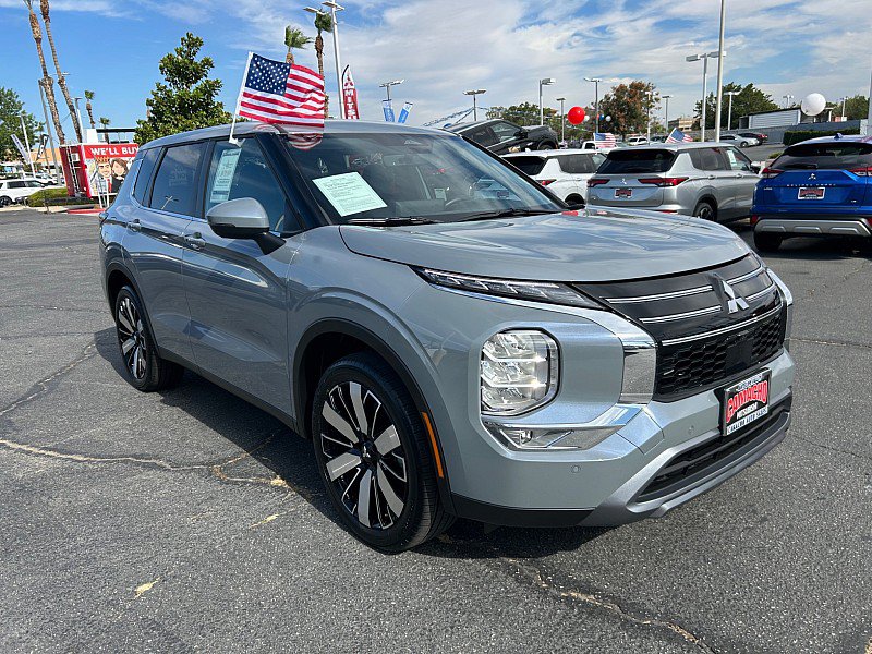 Used 2026 Mitsubishi Outlander SE FWD image 1