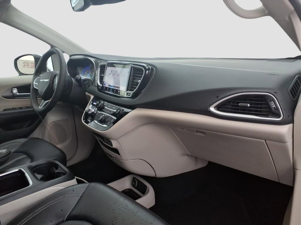 Used 2023 Chrysler Pacifica Touring-L image 9