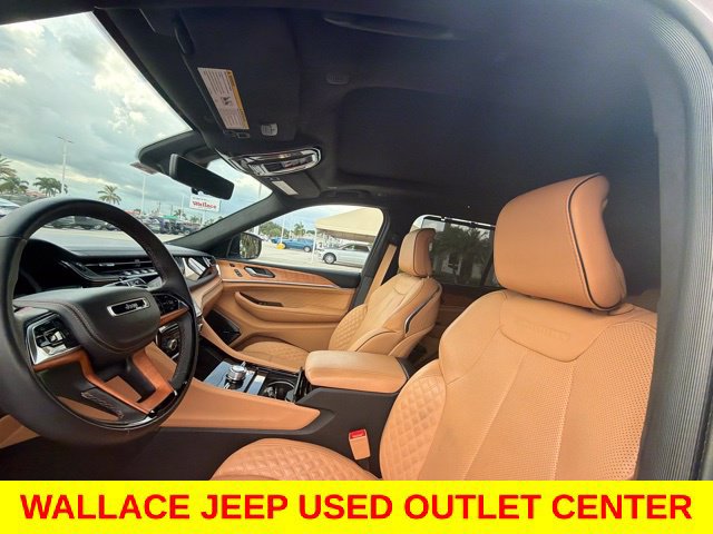 Used 2022 Jeep Grand Cherokee Summit AWD/4WD image 3