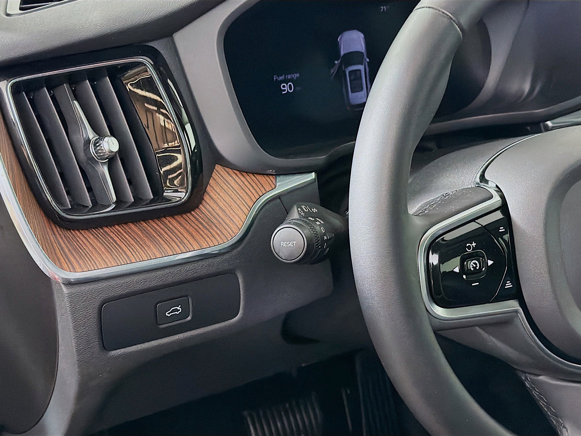 Used 2024 Volvo XC60 B5 Plus w/ Climate Package image 11