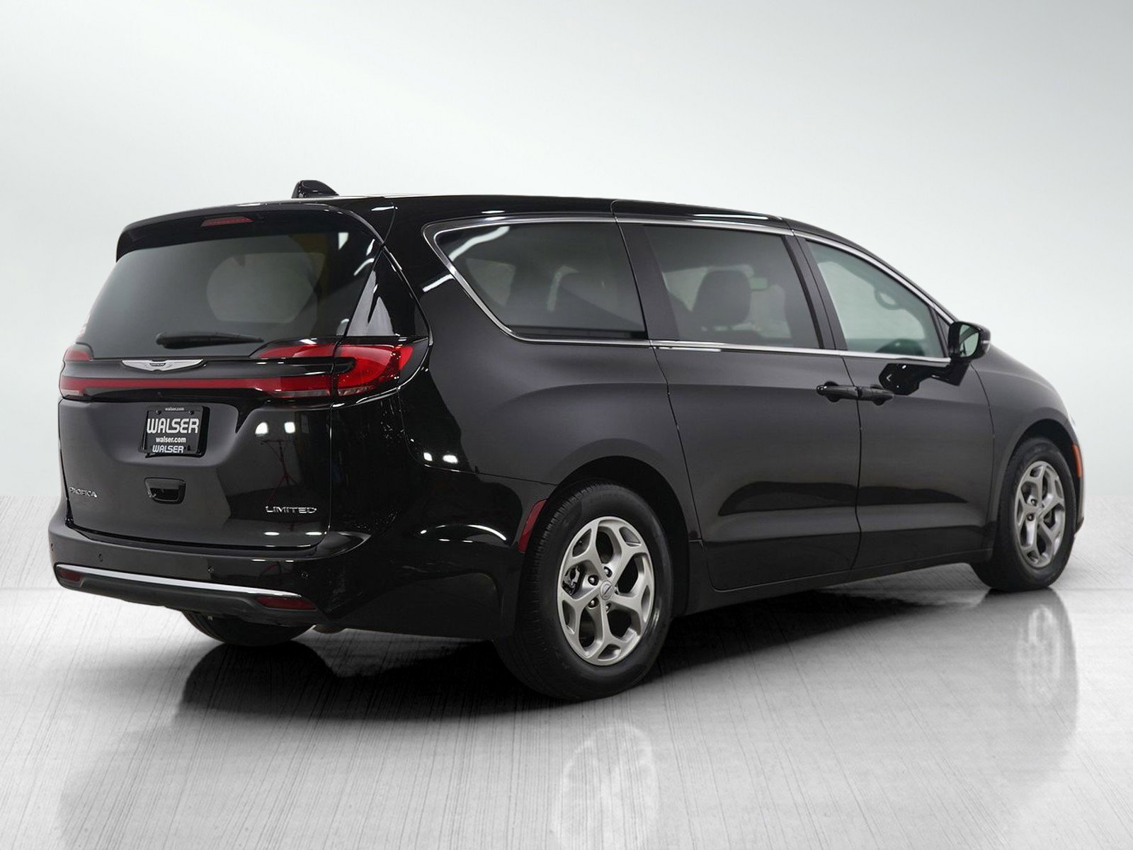 Used 2024 Chrysler Pacifica Limited image 5