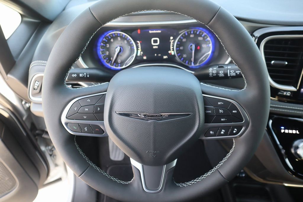 New 2026 Chrysler Pacifica Select image 3