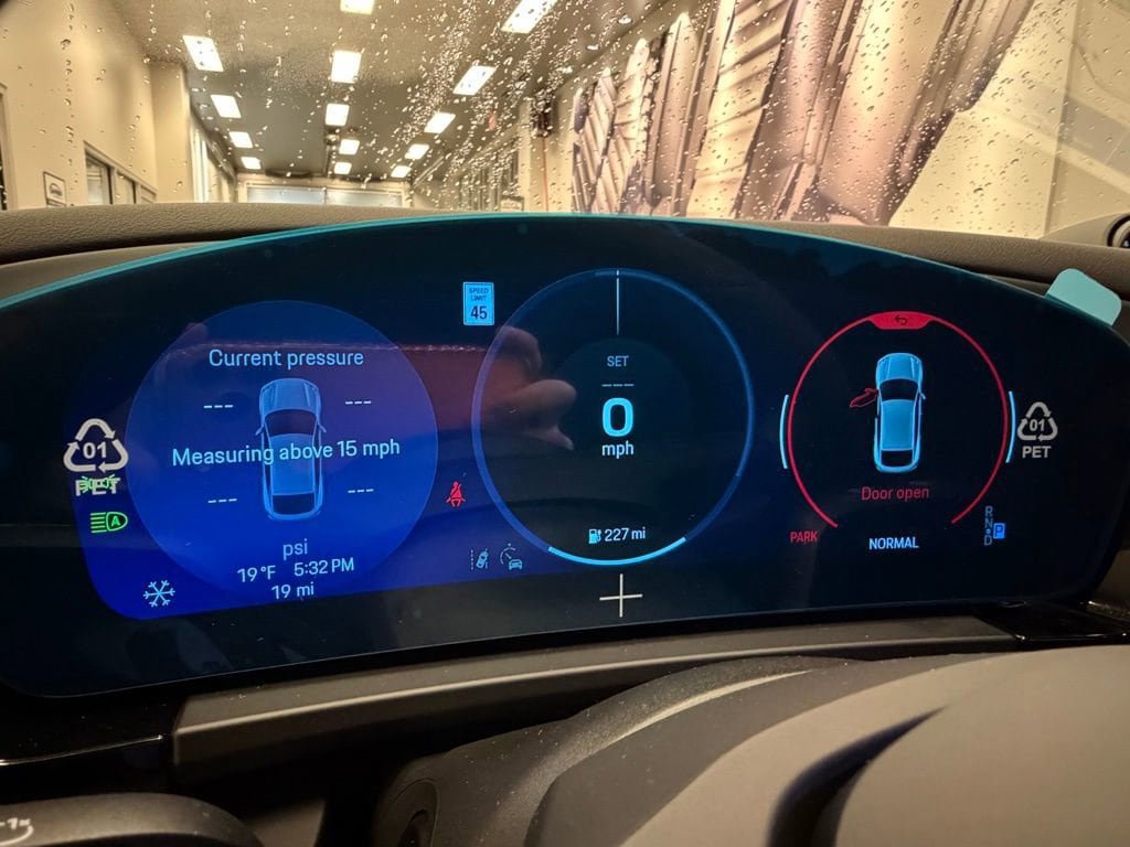 New 2025 Porsche Macan 4S Electric AWD/4WD image 28