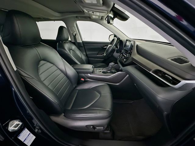 Used 2022 Toyota Highlander XLE AWD/4WD image 29