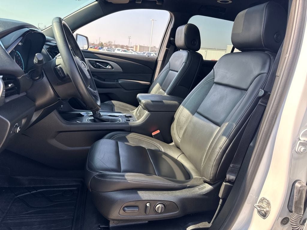 Used 2023 Chevrolet Traverse LT w/ LT Premium Package AWD/4WD image 18