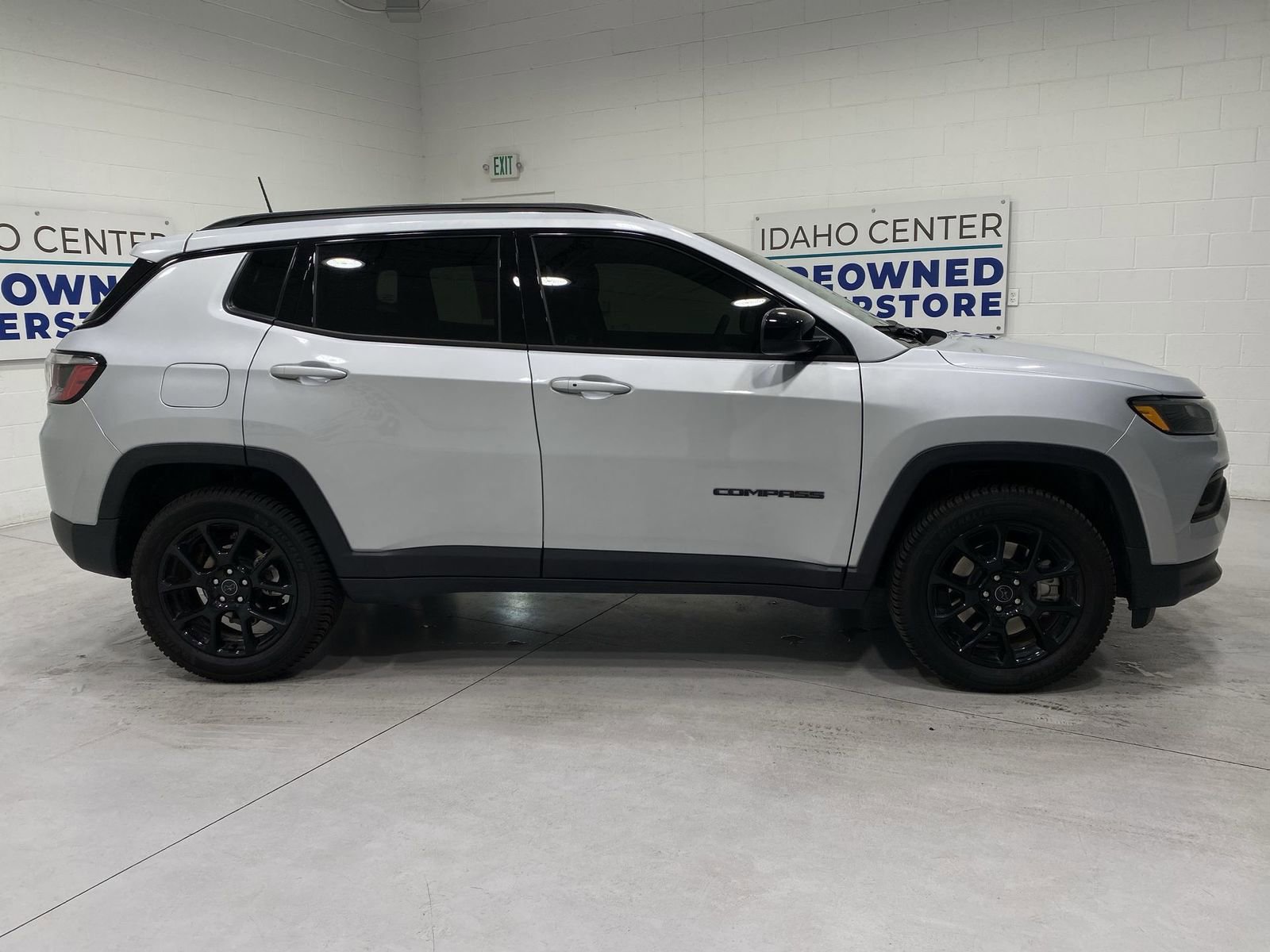 Used 2025 Jeep Compass Latitude w/ Altitude Special Edition image 9