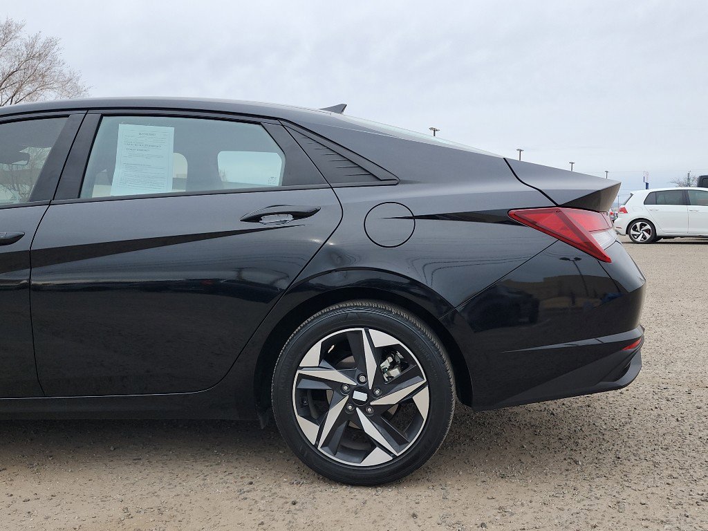 Used 2023 Hyundai Elantra SEL w/ Convenience Package image 9