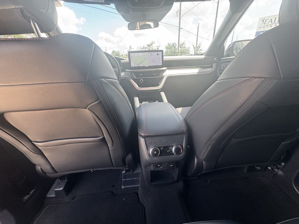 Used 2025 Ford Explorer ST-Line w/ ST-Line Street Pack AWD/4WD image 22