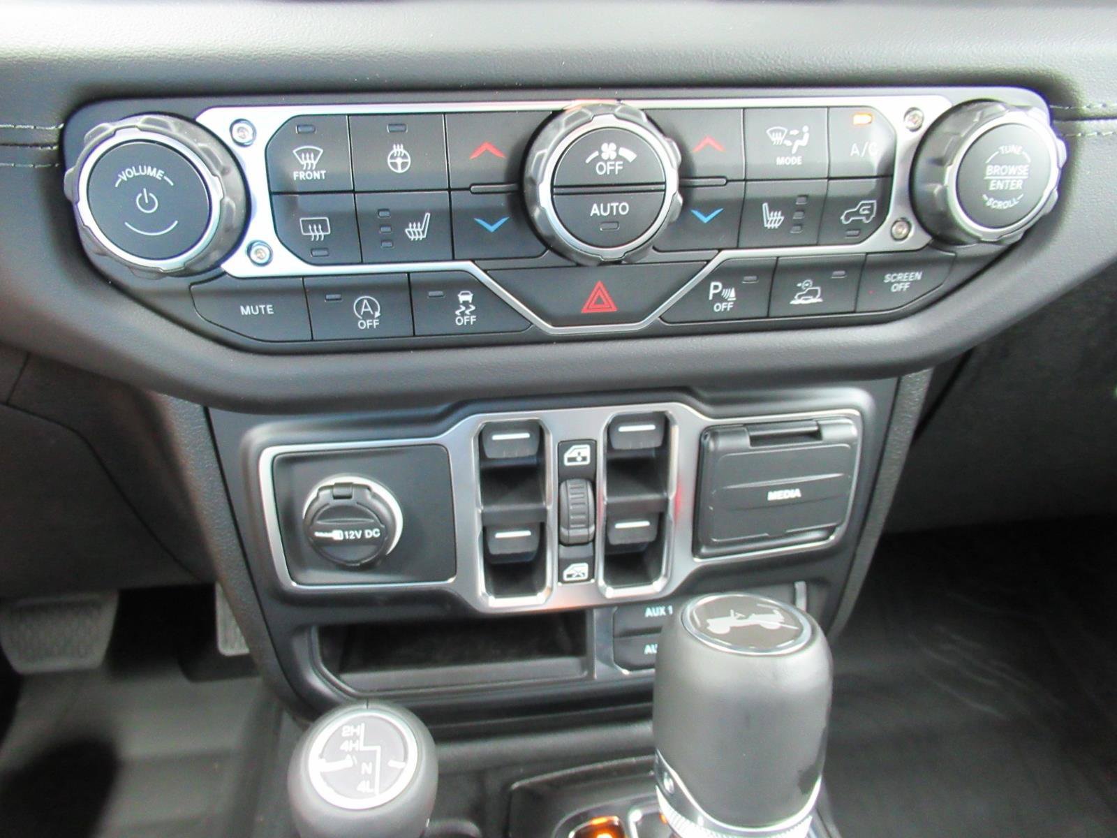 New 2026 Jeep Wrangler Unlimited Sahara AWD/4WD image 28