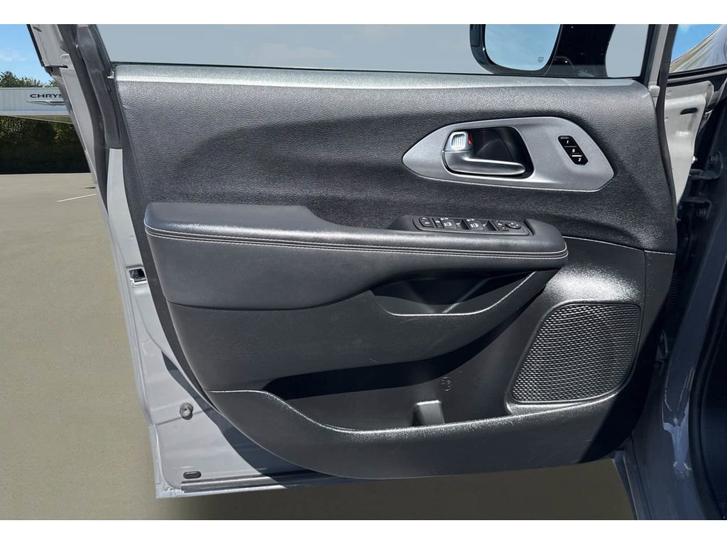 Used 2025 Chrysler Pacifica Limited image 32