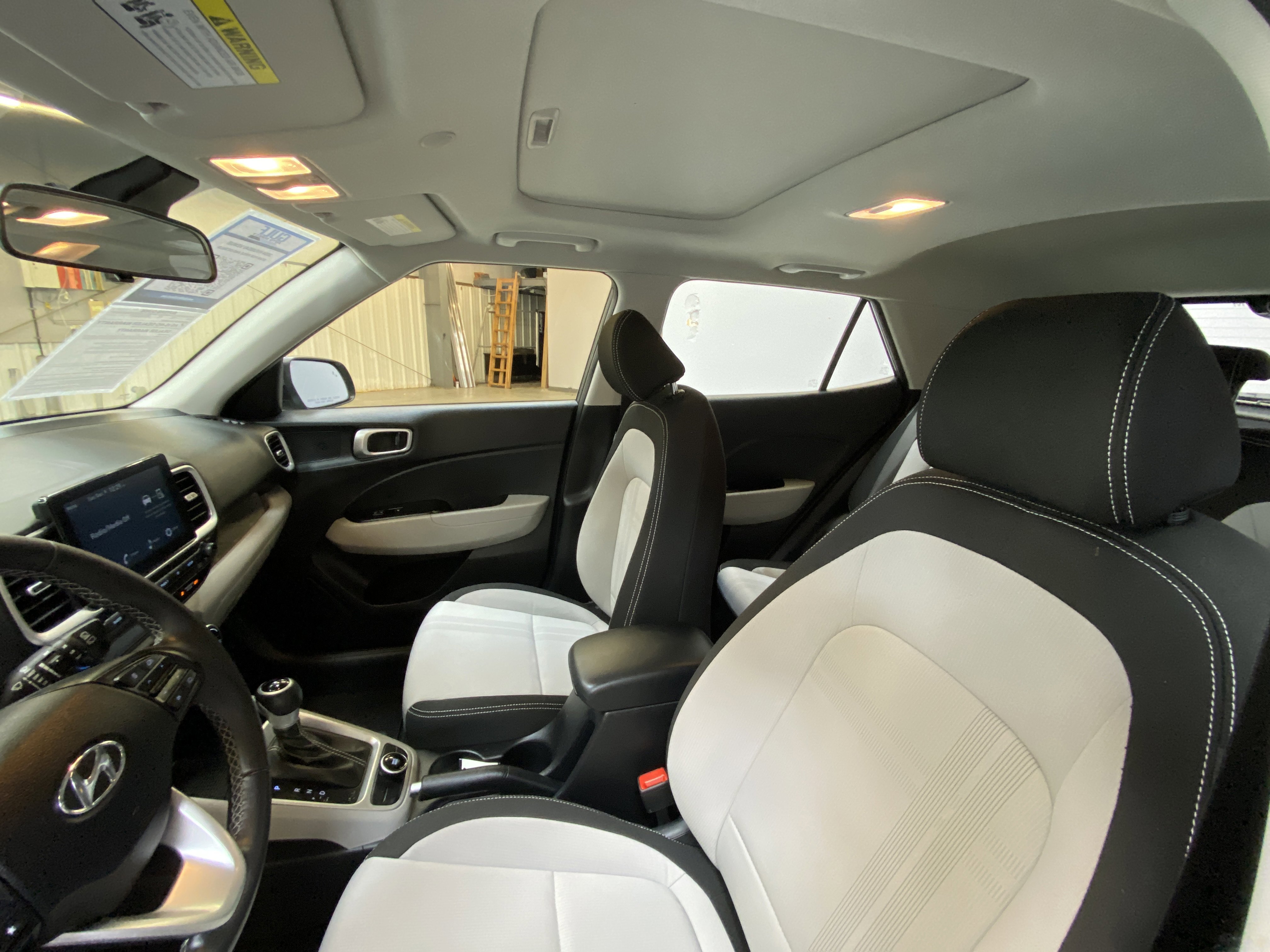 Used 2024 Hyundai Venue SEL image 21