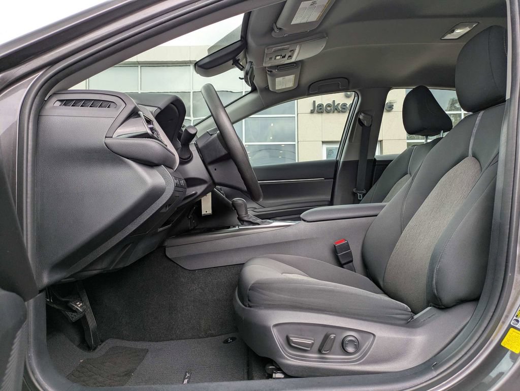 Used 2022 Toyota Camry LE FWD image 2