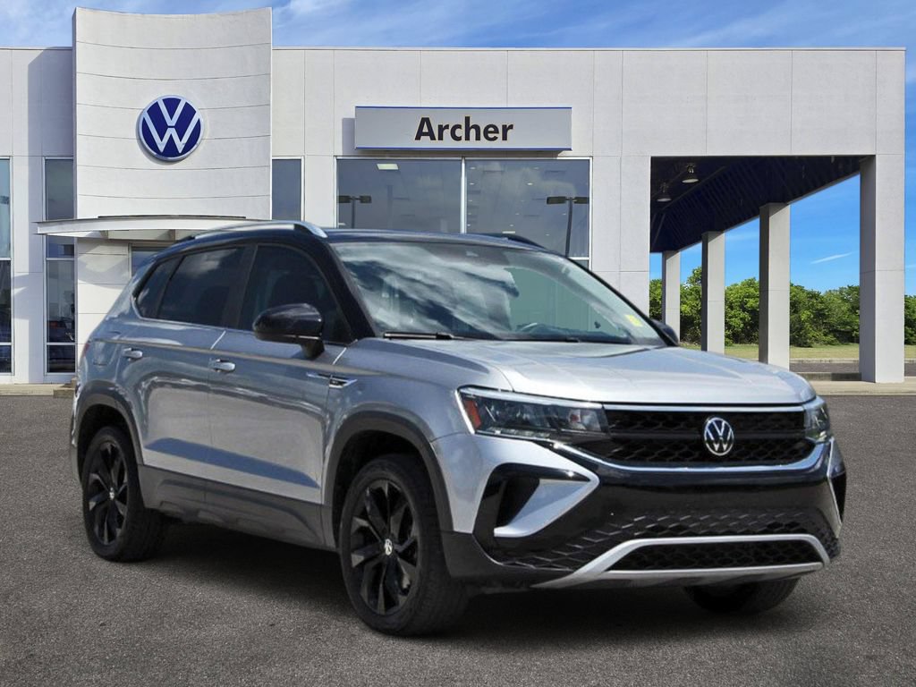 Used 2023 Volkswagen Taos SE w/ Panoramic Sunroof Package