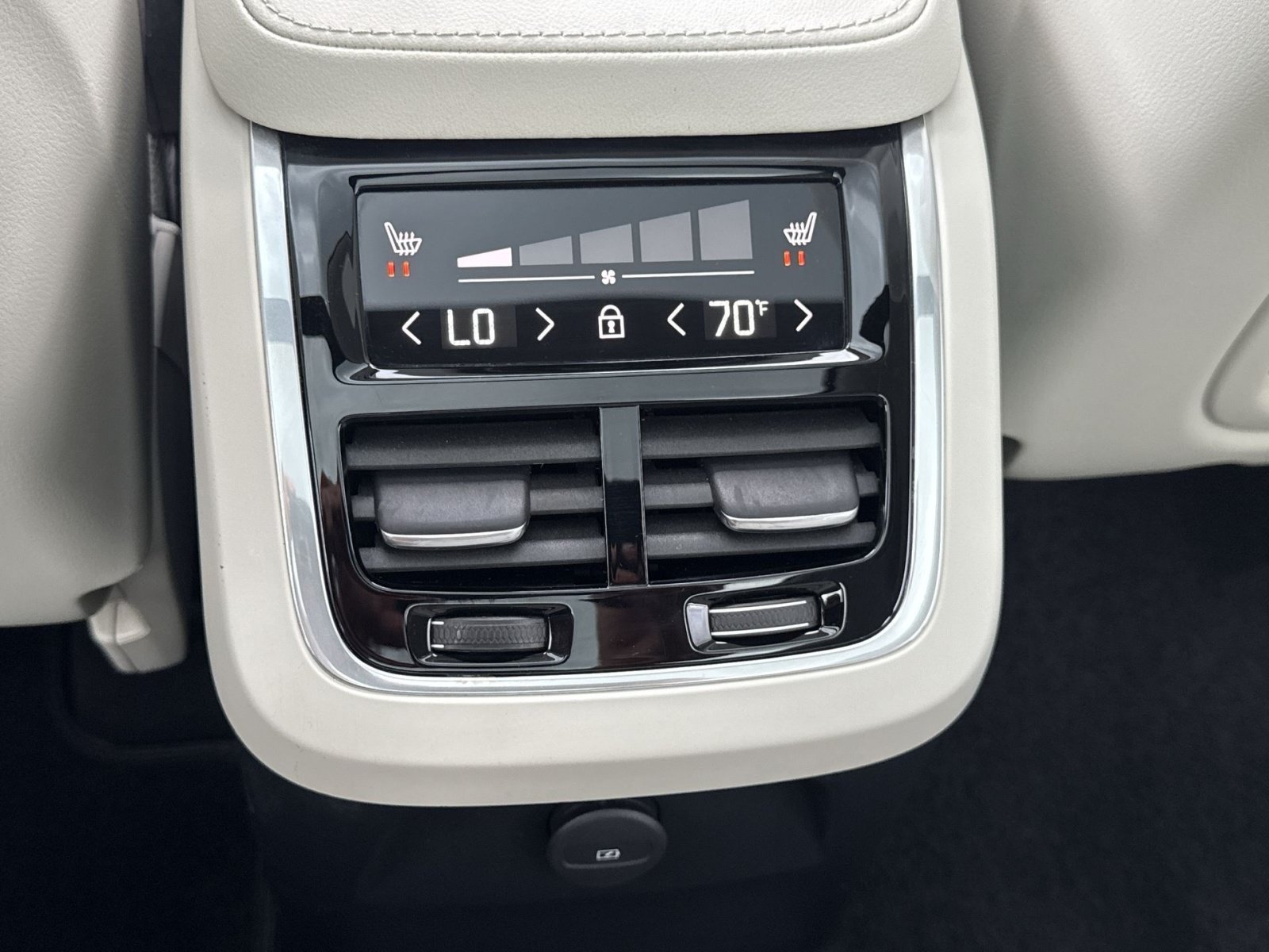 Used 2024 Volvo XC90 T8 Plus AWD/4WD image 23