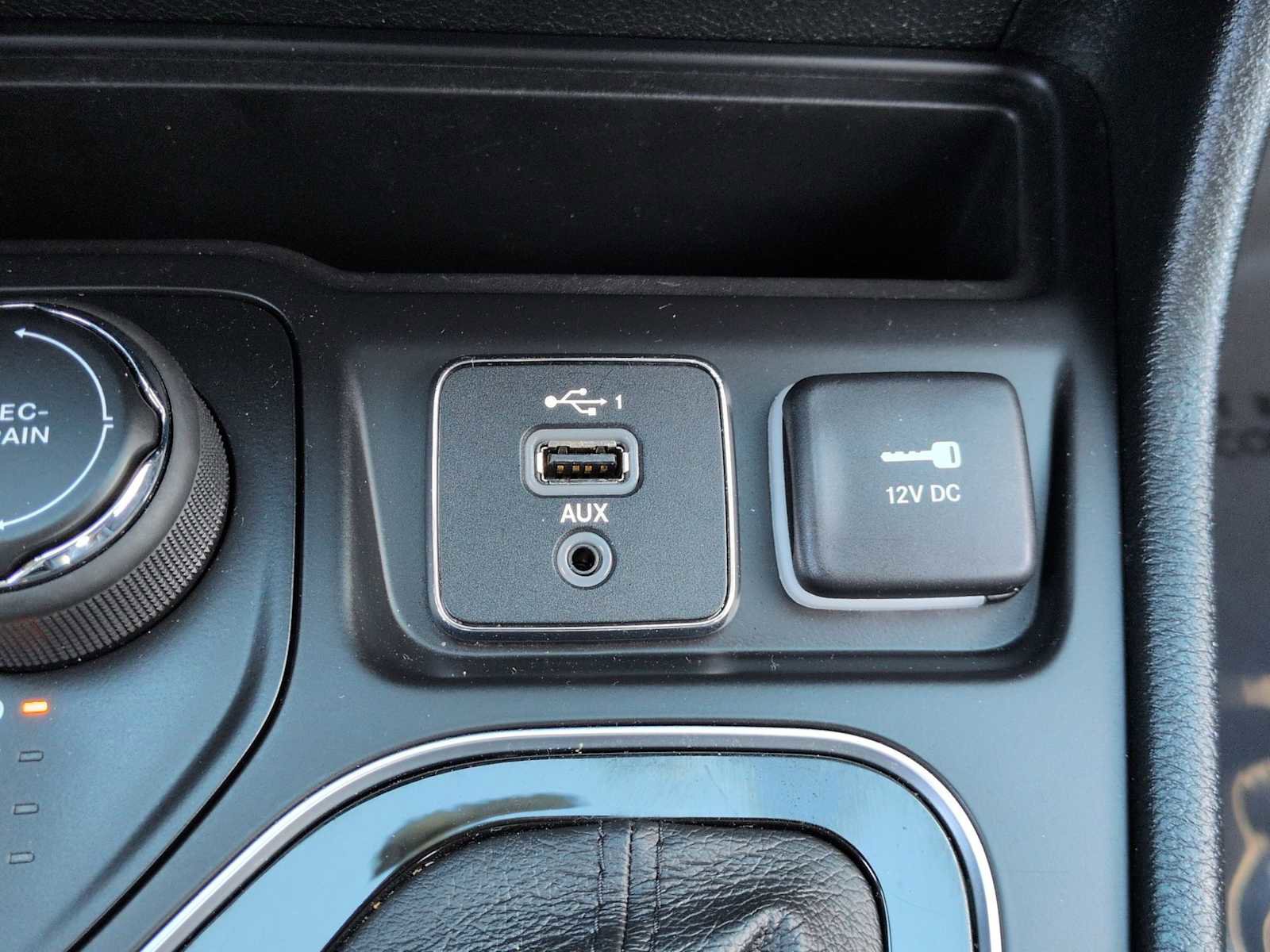 Used 2023 Jeep Cherokee Altitude Lux image 32