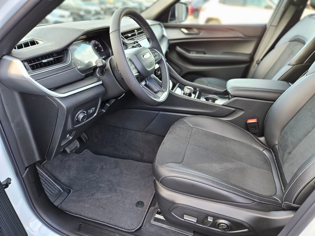 New 2025 Jeep Grand Cherokee Altitude image 18