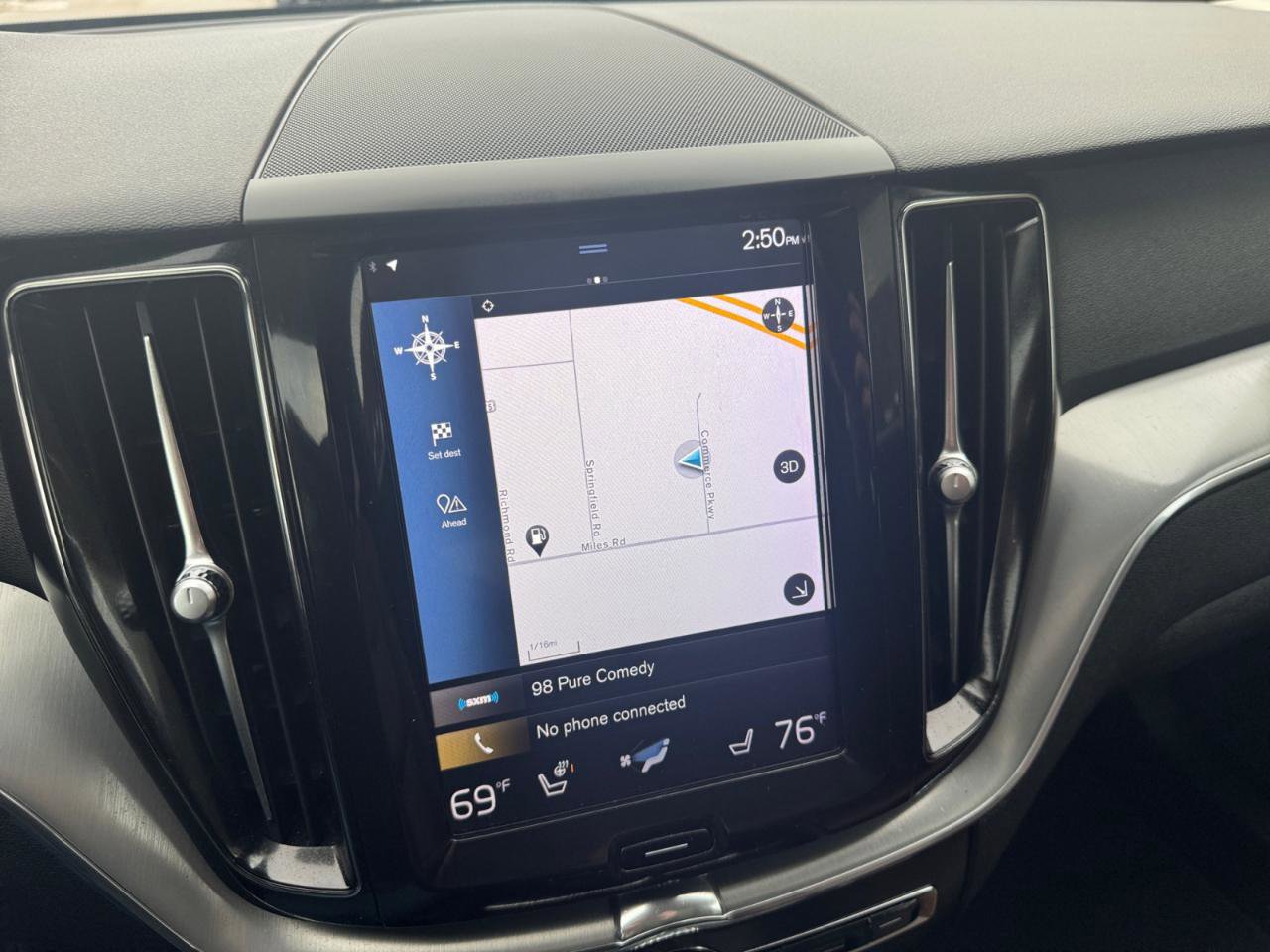 Used 2018 Volvo XC60 T6 Momentum w/ Vision Package image 17