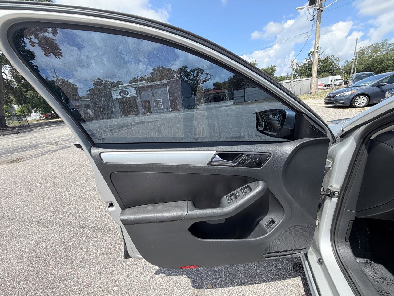 Used 2011 Volkswagen Jetta SEL FWD image 14