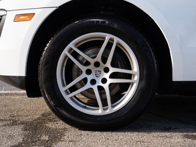 Certified 2018 Porsche Macan image 11