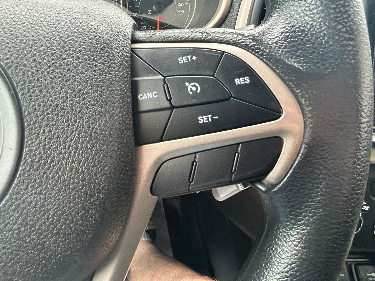 Used 2018 Jeep Cherokee Latitude FWD image 19