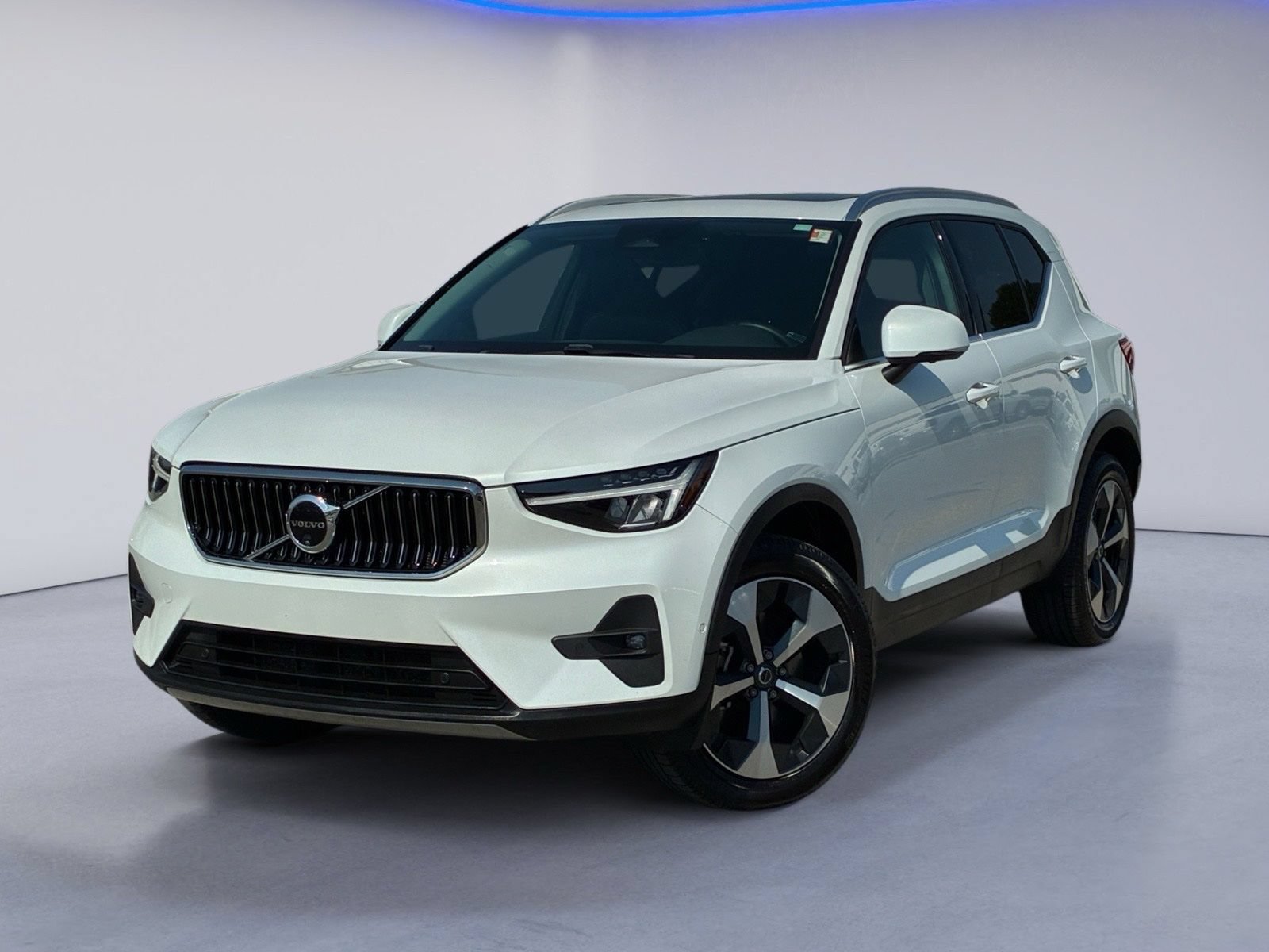 Used 2024 Volvo XC40 B5 Plus AWD/4WD image 2