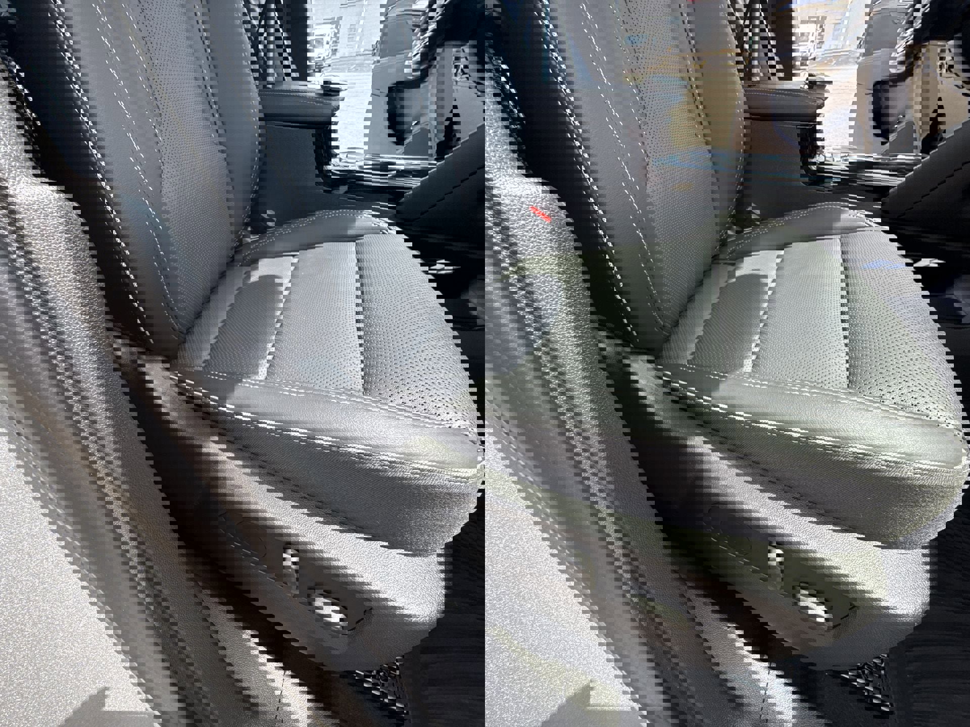 Used 2023 Buick Envision Essence image 25