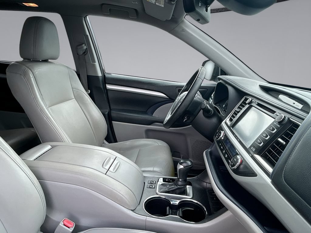 Used 2019 Toyota Highlander XLE FWD image 6