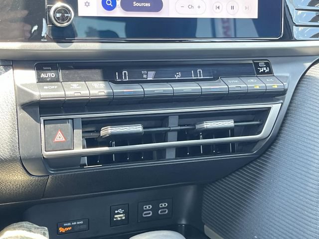 Used 2025 Toyota Camry SE FWD image 32