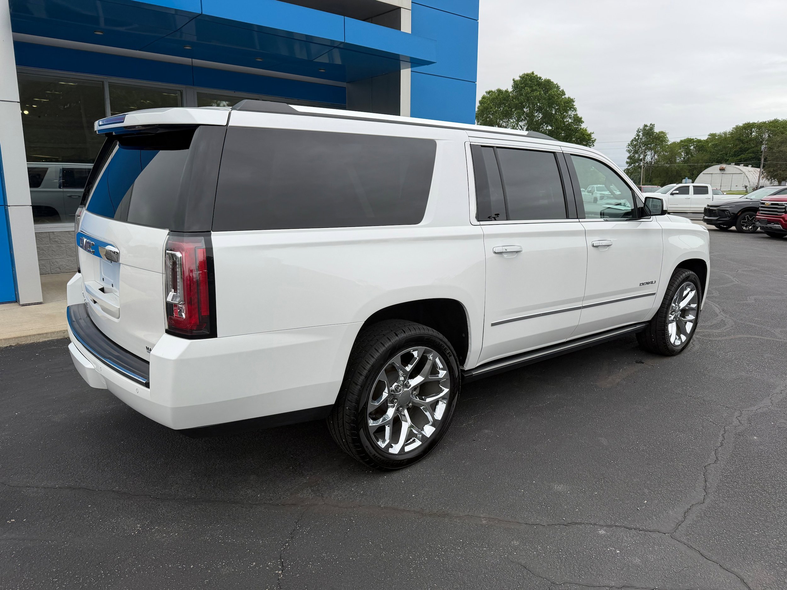 Used 2019 GMC Yukon XL Denali w/ Denali Ultimate Package AWD/4WD image 2