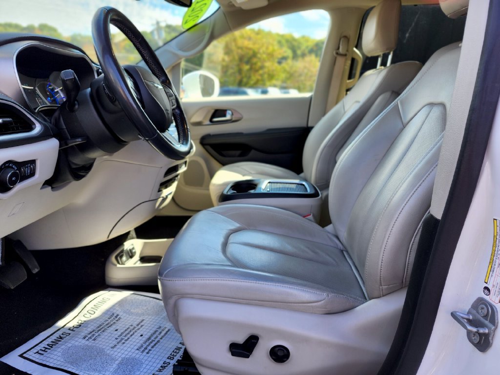 Used 2021 Chrysler Pacifica Touring-L w/ Uconnect Theater Family Group FWD image 19