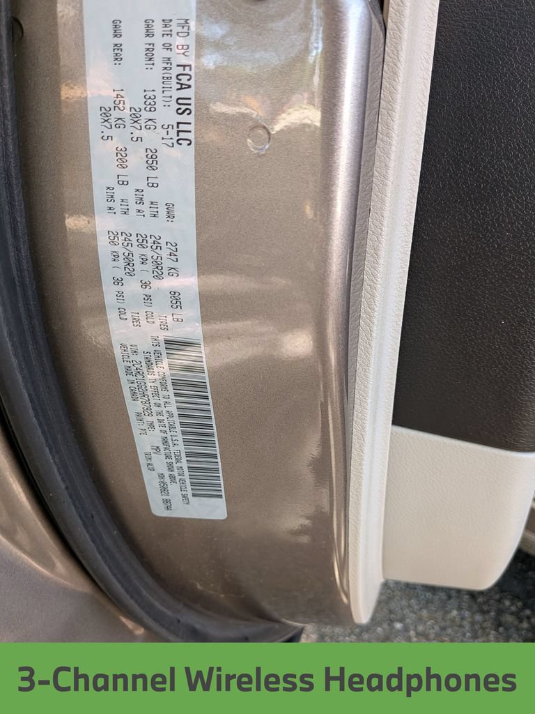 Used 2017 Chrysler Pacifica Limited FWD image 27