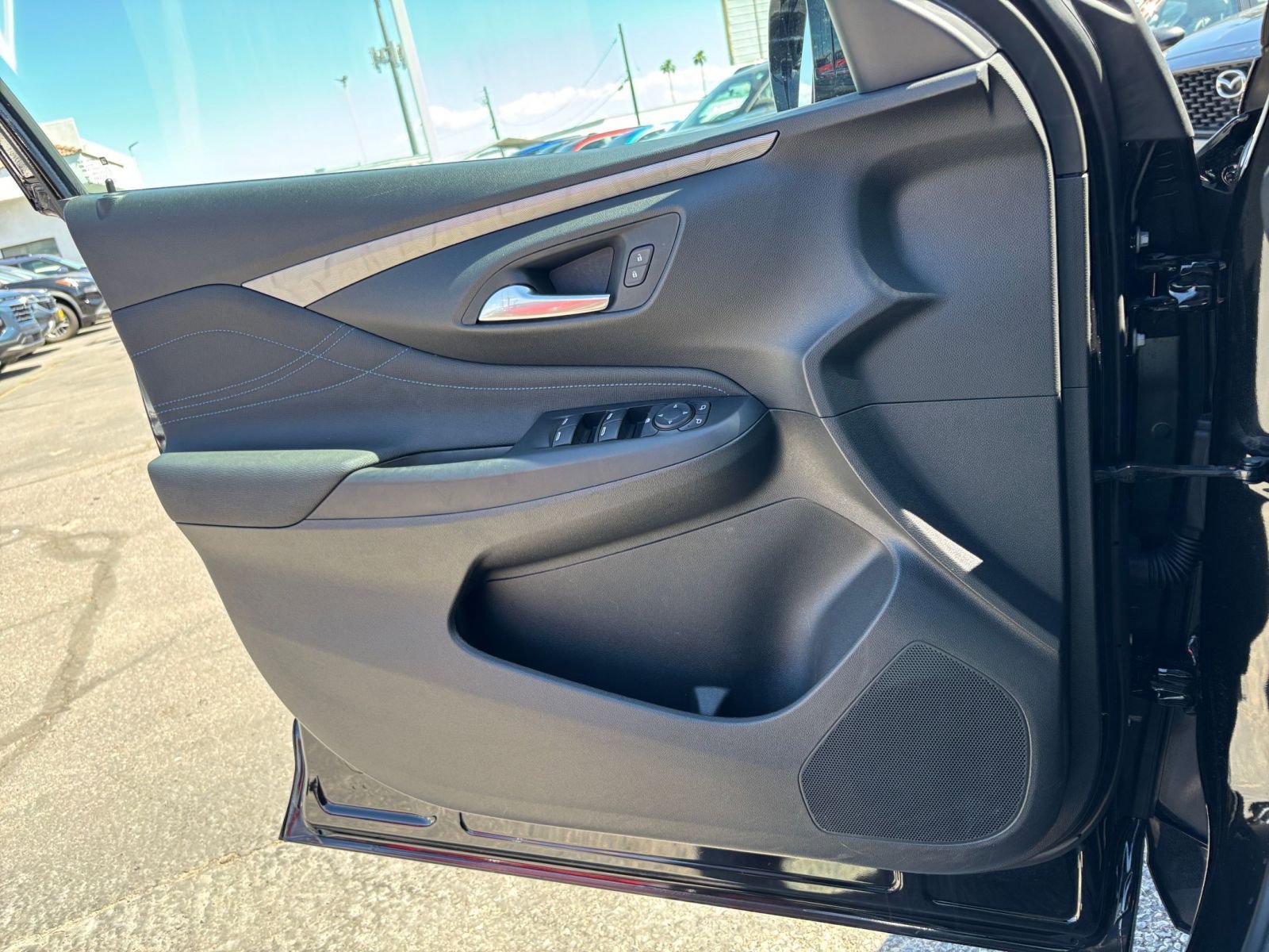 Used 2025 Buick Envista Sport Touring image 18