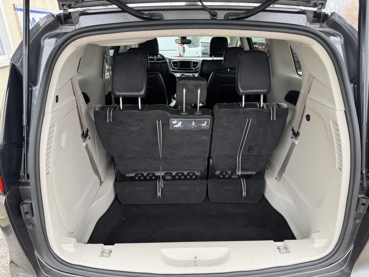 Used 2018 Chrysler Pacifica Touring-L image 7