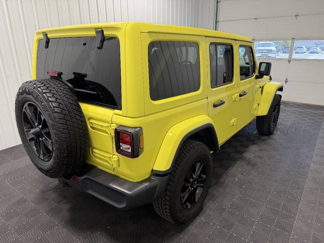 Used 2023 Jeep Wrangler Unlimited Sahara AWD/4WD image 4