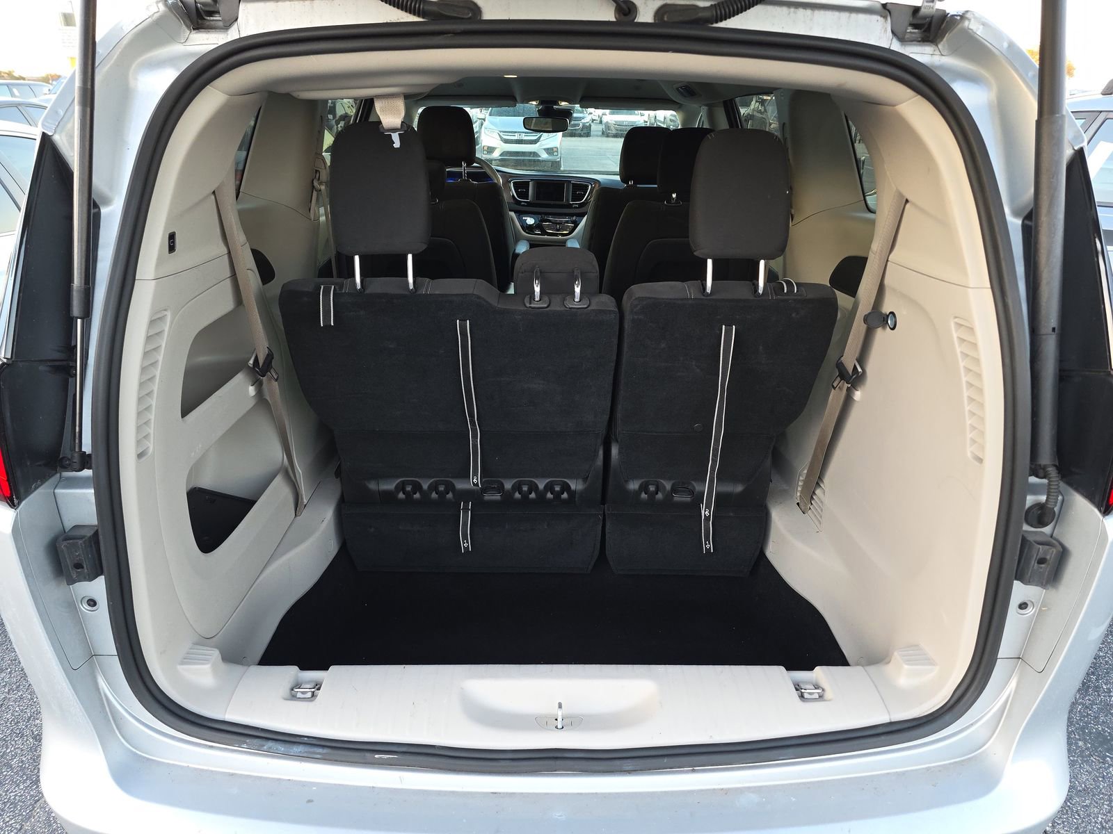 Used 2024 Chrysler Voyager LX image 17